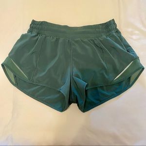 Lululemon hotty hot shorts 2.5”